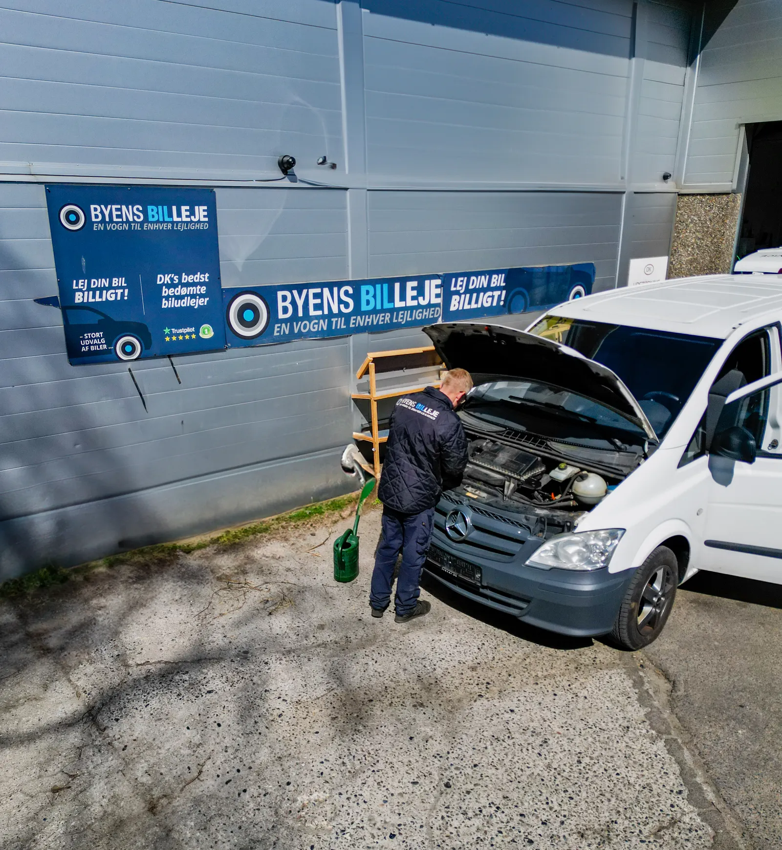 Byens Billeje medarbejder servicerer Mercedes-varevogn